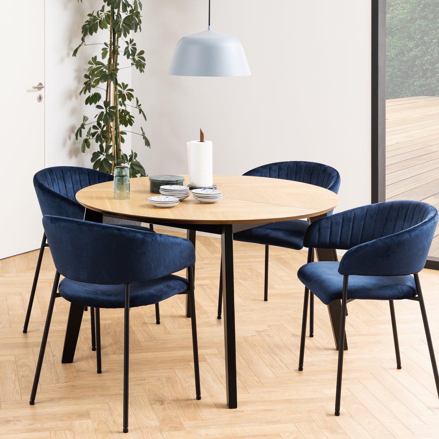 Georgetown Round Dining Table in Oak & Black