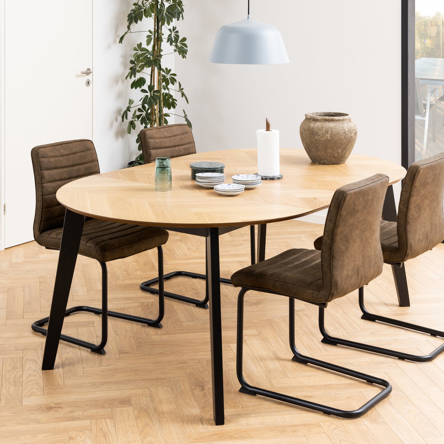 Georgetown Round Dining Table in Oak & Black